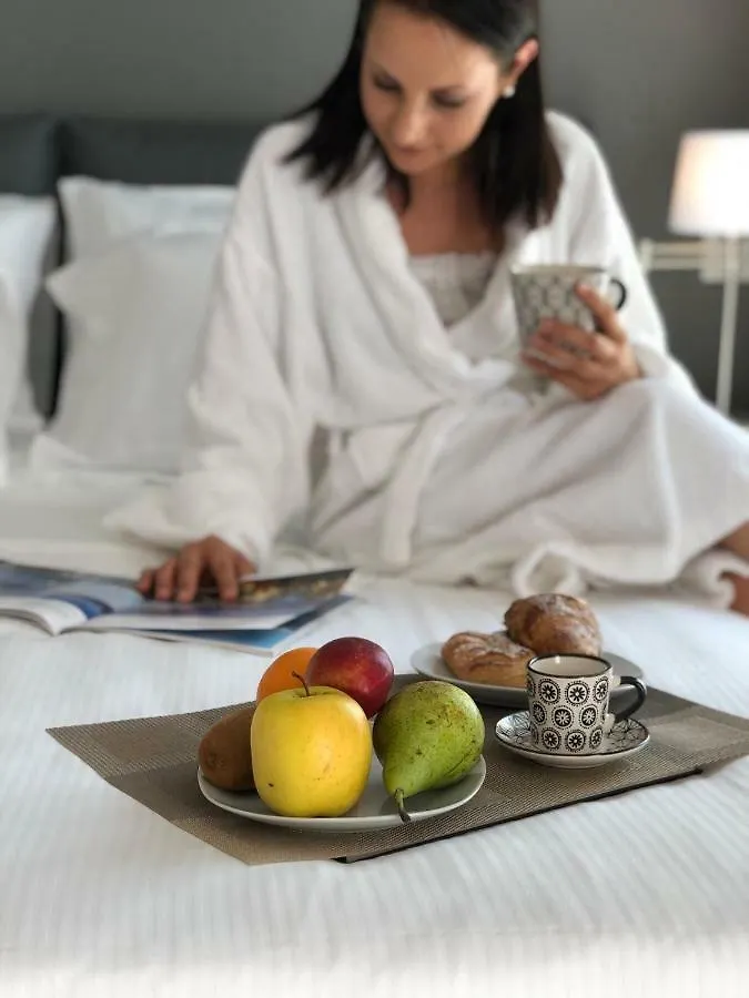 La Quadra Suites - Central Apartments In Iseo With Daily Housekeeping 0*,