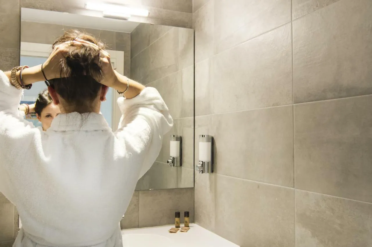 La Quadra Suites - Central Apartments In Iseo With Daily Housekeeping 0*,